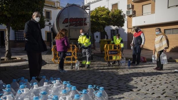 Salud declara no apta para el consumo el agua de Marchena por un plaguicida