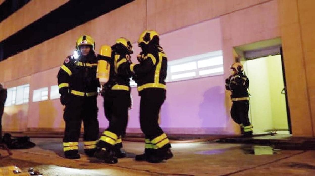 El alcalde asegura que el sistema de autoprotección del Hospital Puerta del Mar falló en el incendio del pasado miércoles.