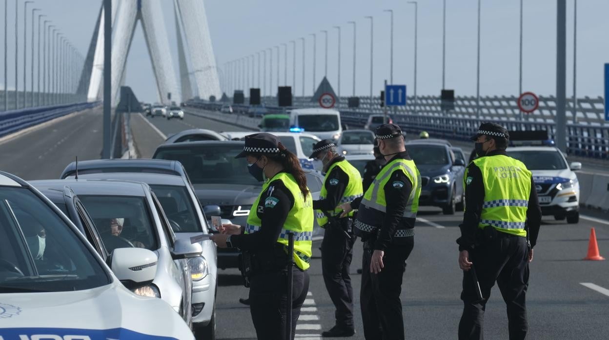 Cotrol policial a la entrada de Cádiz capital.