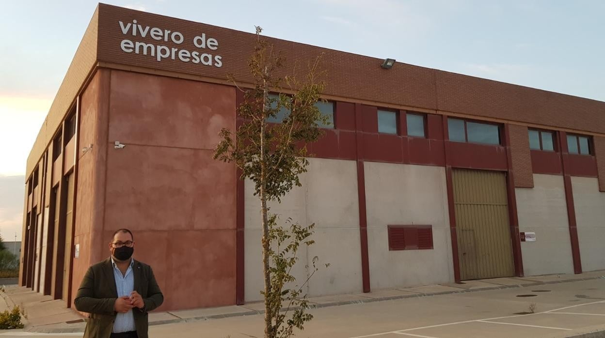 El edil de Desarrollo Económico ante las instalaciones del vivero de empresas