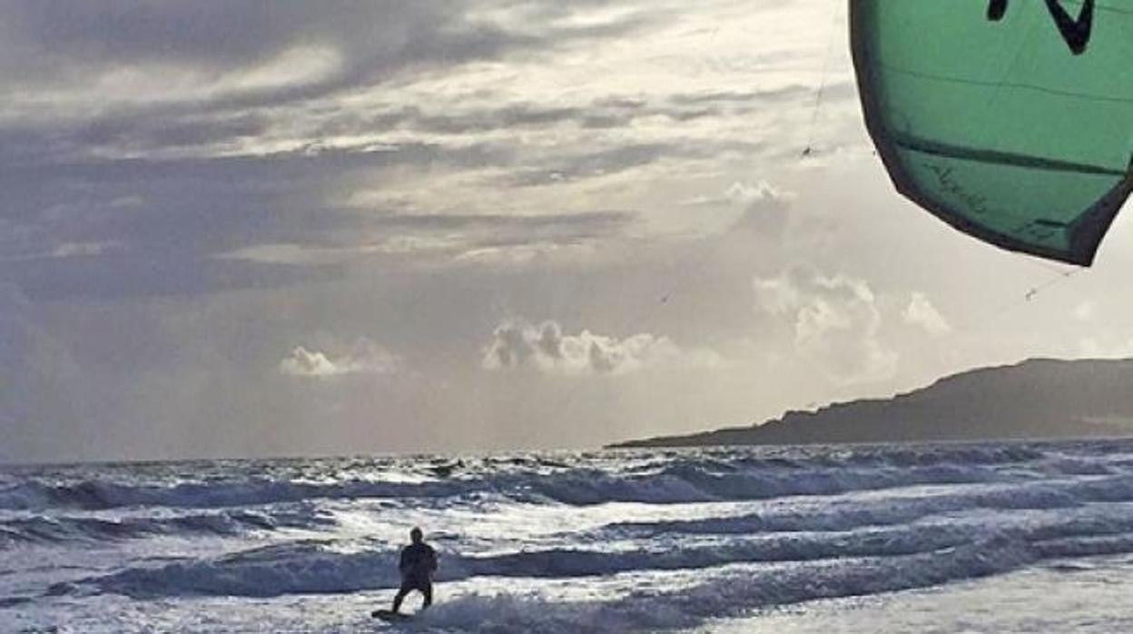 Trasladado al hospital un kitesurfista herido en la playa de Valdevaqueros en Tarifa