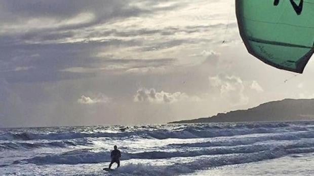 Trasladado al hospital un kitesurfista herido en la playa de Valdevaqueros en Tarifa