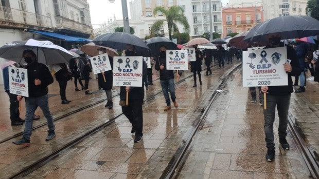 Multitudinaria manifestación en San Fernando ante la falta de ayudas directas a los empresarios locales