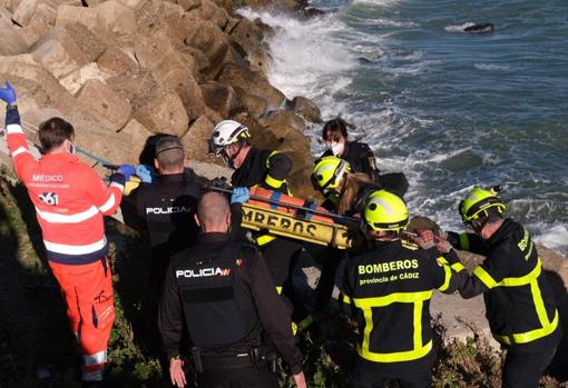 VÍDEO: Complicado rescate de una mujer que se cae en los bloques del Campo del Sur