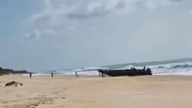 Vídeo: Narcos abandonan una 'goma' en una playa de Chiclana y se dan a la fuga