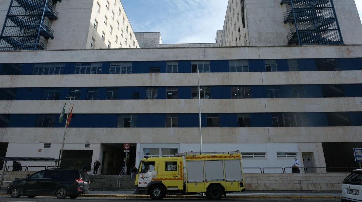 Imagen de la fachado del hospital Puerta del Mar.