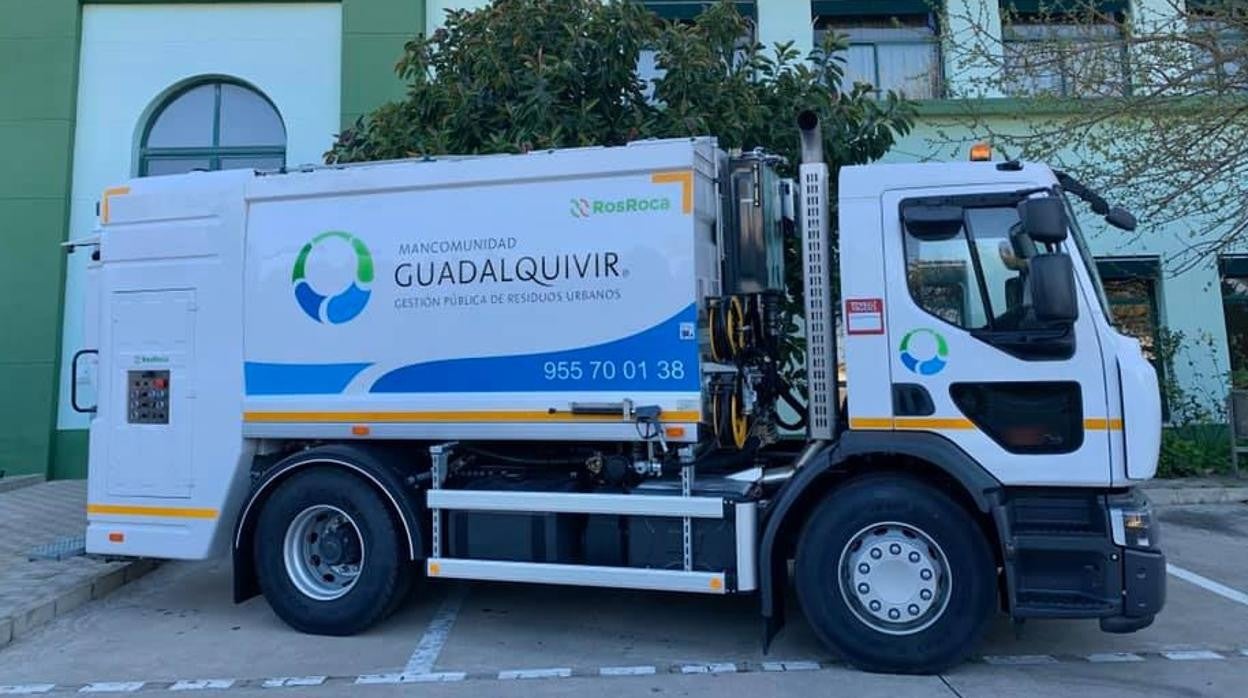 Uno de los camiones de recogida de residuos en la sede de la Mancomunidad del Guadalquivir