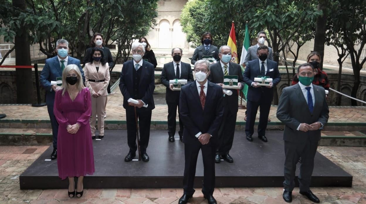 Foto de familia de todos los galardonados con las Banderas de Andalucía en la provincia