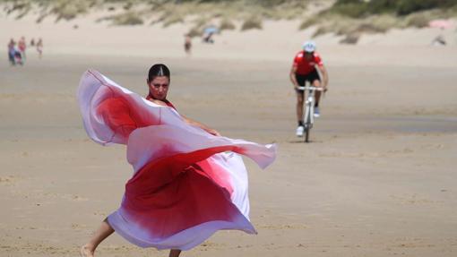 Sara Baras graba un spot publicitario en la playa de Bolonia, en Tarifa.