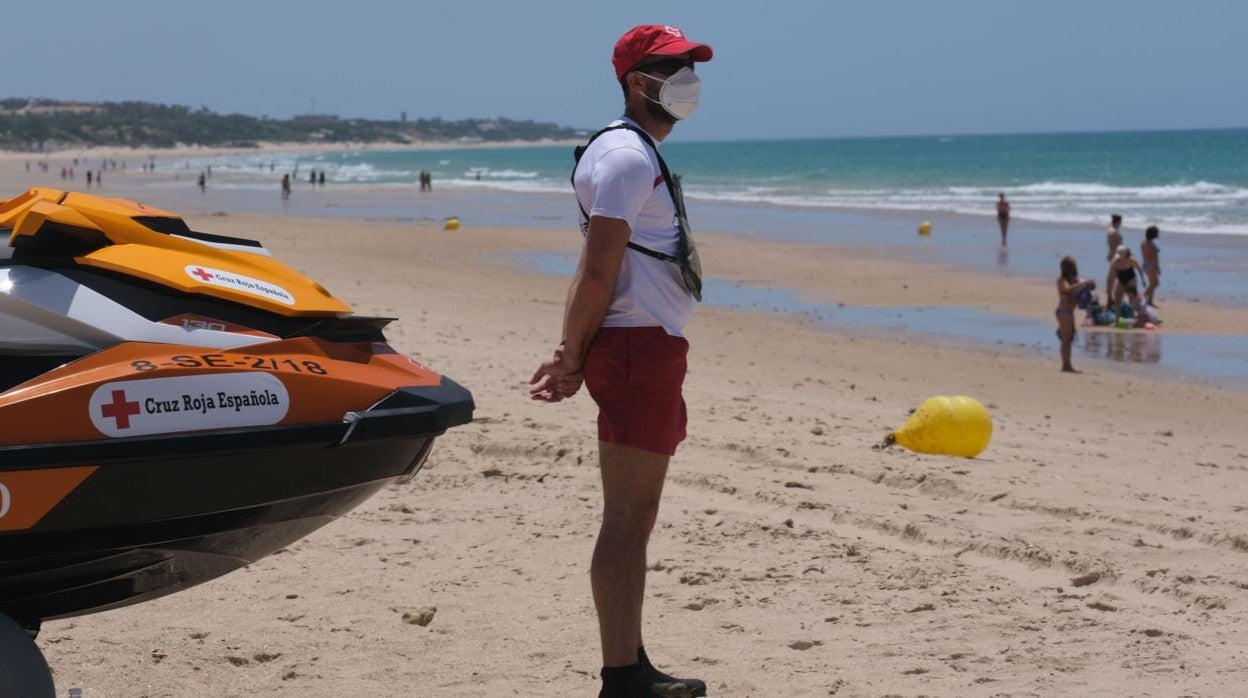 Imagen de archivo de la apertura al baño de las playas de Chiclana el pasado mes de mayo.