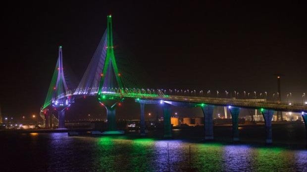 El segundo Puente se ilumina para celebrar el Día de Andalucía