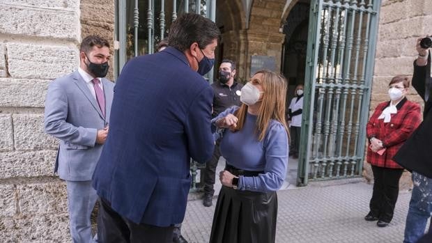 Marín se compromete a estudiar un cambio para que las entidades locales gestionen ayudas al comercio y hostelería