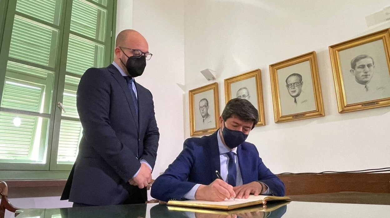 Juan Marín firma en el Libro de Honor del Ayuntamiento de El Puerto