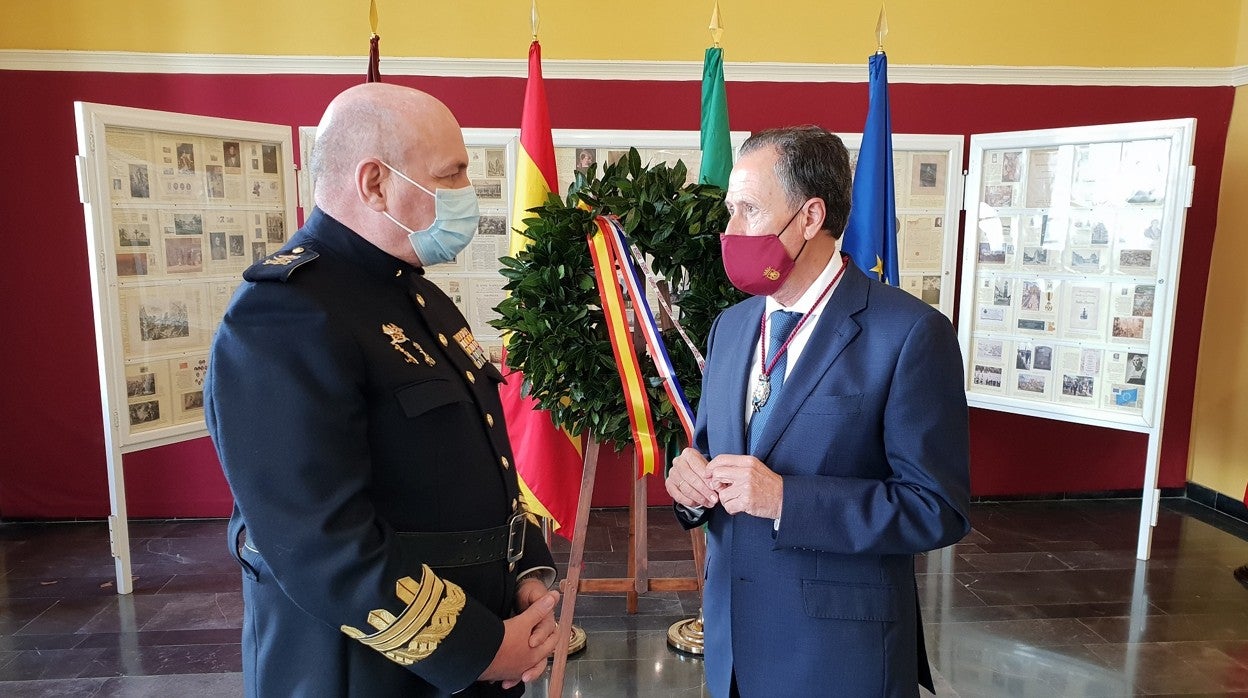 El Comandante General de la Infantería de Marina, Antonio Planells Palau, junto al alcalde José María Román