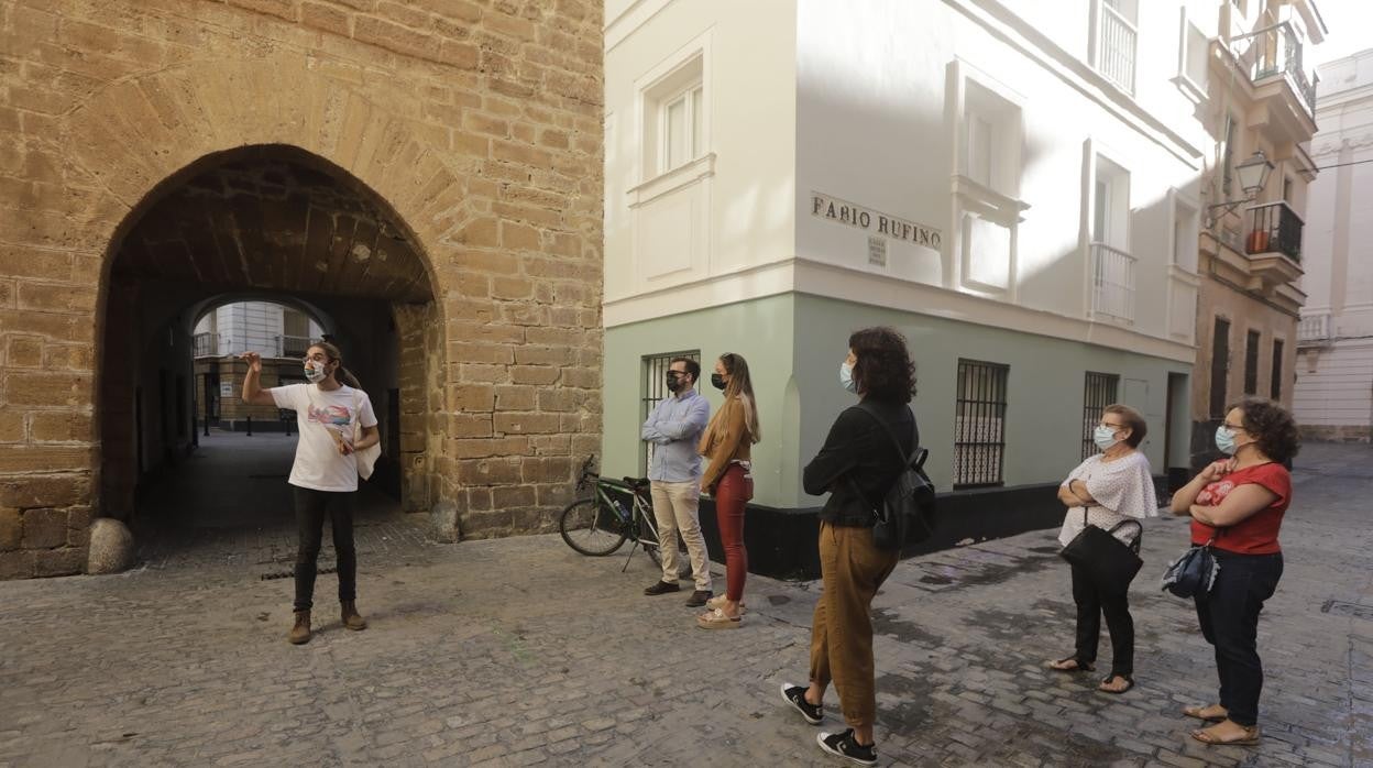 Turistas en las calles del barrio del Pópulo de Cádiz.