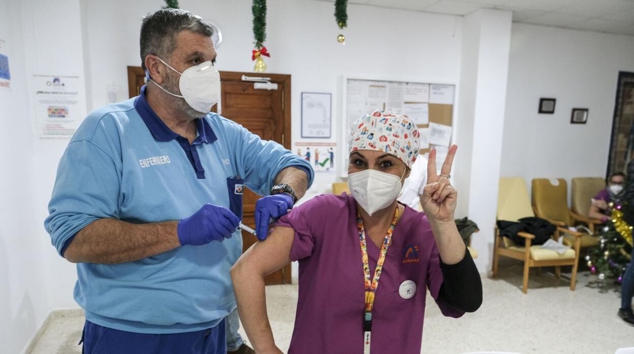 Mamen Cáceres, auxiliar de enfermería de la residencia Afanas Chiclana, recibe la vacuna del coronavirus.