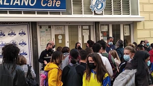 ¡Topolinos gratis!: Los italianos tiene que cerrar por las aglomeraciones en Cádiz