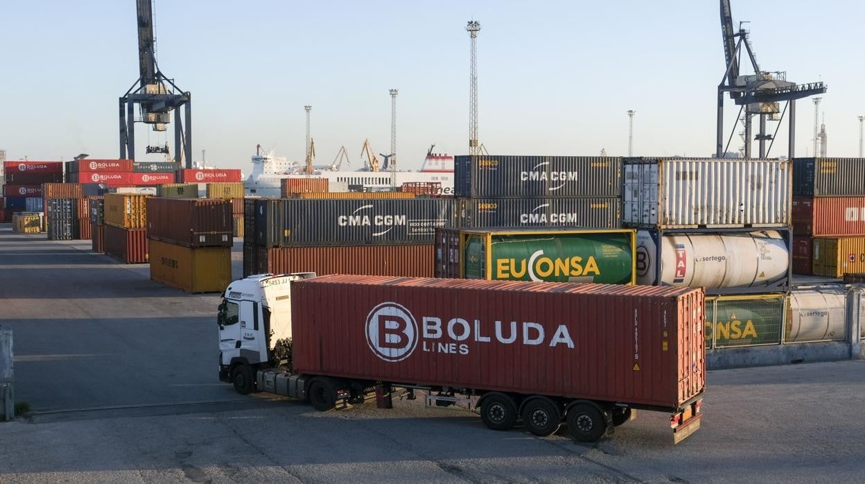 Área de transporte de contenedores en las instalaciones portuarias en la Punta de San Felipe, en Cádiz.