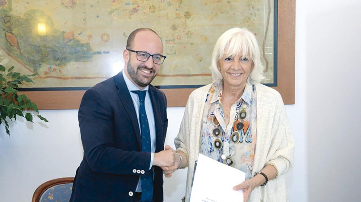 Teófila Martínez y Germán Beardo cuando firmaron el convenio.