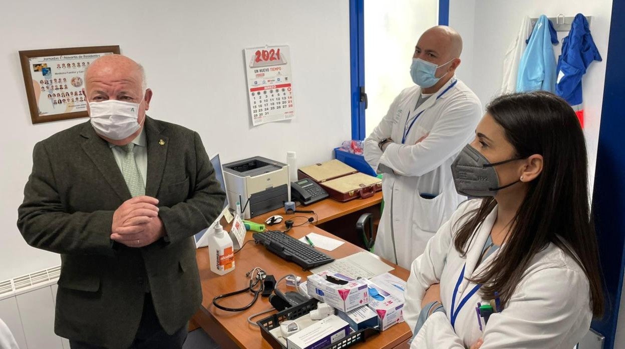 El consejero Jesús Aguirre junto a dos sanitarios del centro de salud El Almorrón de Écija