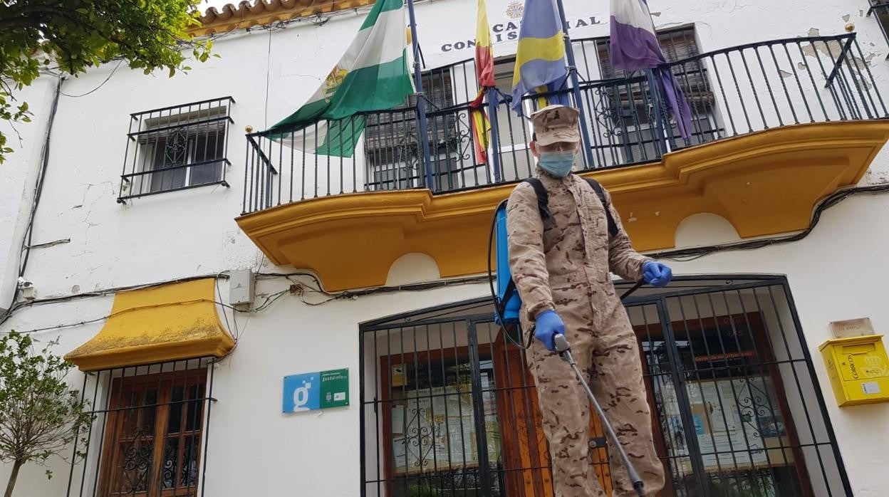 Un militar resalizando una labor de desinfección el pasado mes de abril.