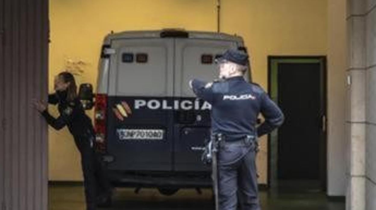 Imagen de archivo de un furgón policial saliendo de los juzgados de Dos Hermanas