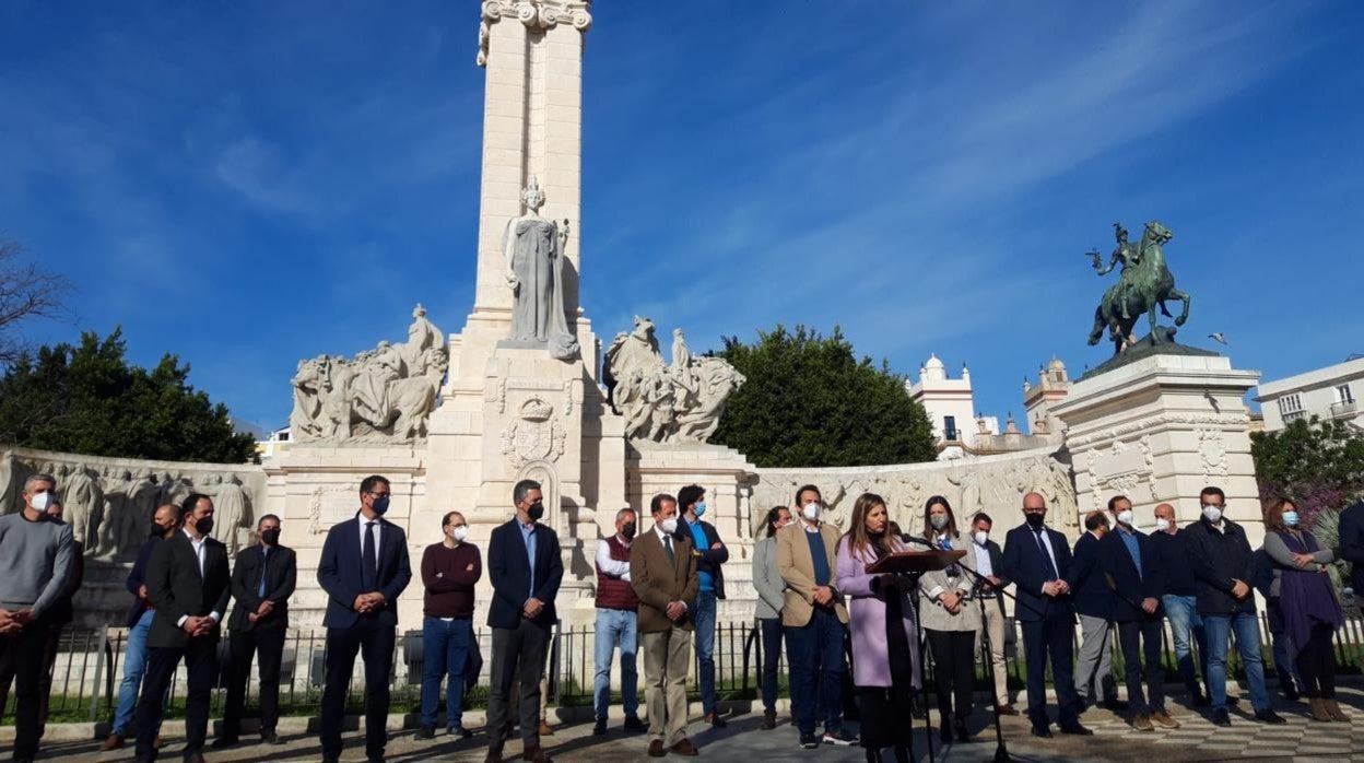 Foto histórica de todos los alcaldes de Cádiz y presidentes de Entidades Locales frente a La Pepa.