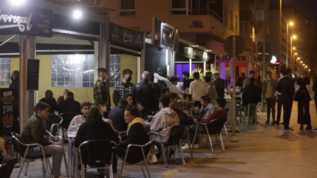 ¿Puedo cenar este fin de semana en un bar? ¿Con cuántas personas? Preguntas y dudas sobre las nuevas medidas en Andalucía