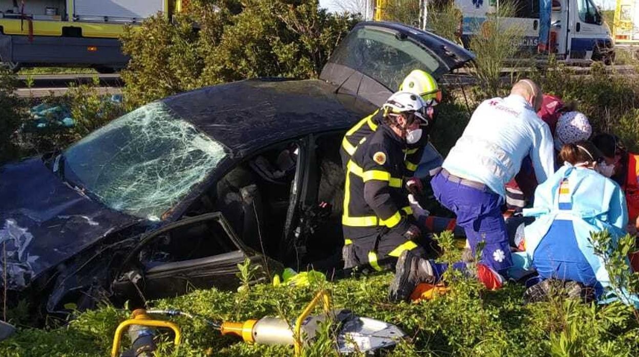 Vuelca un coche con una familia en la carretera de Medina, en Chiclana