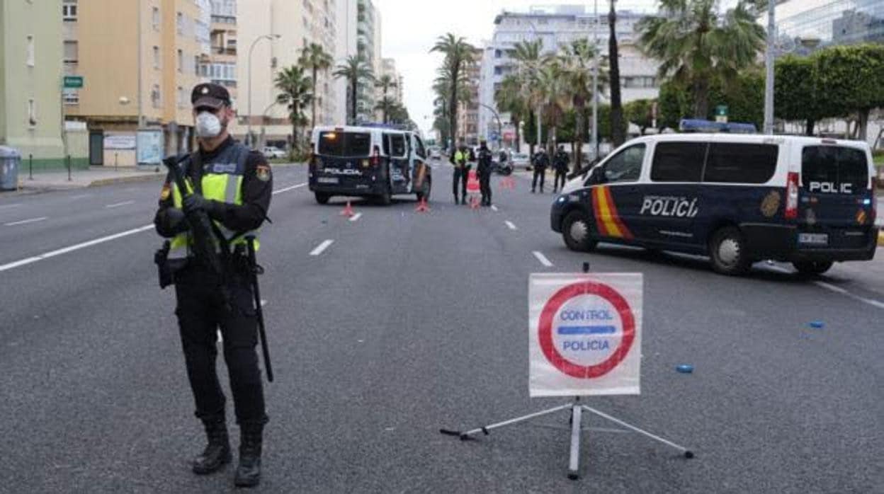 Aumentan los controles policiales en las carreteras de Cádiz para evitar las &#039;visitas&#039; de otras provincias y comunidades