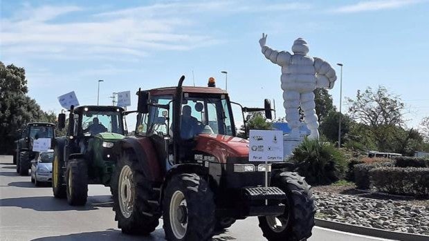 Más de un centenar de vehículos y tractores se manifiestan por Jerez contra el decreto de convergencia de la PAC