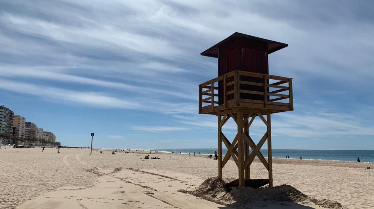 Las playas de Cádiz se preparan para la Semana Santa de 2021.