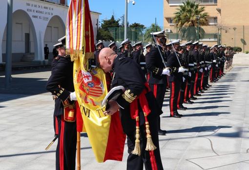 El general Planells este vierenes, en el Cuartel General de la Fuerza de Infantería de Marina, despidiéndose de la enseña nacional con un beso.