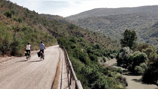 Ciclistas por la Vía Verde.