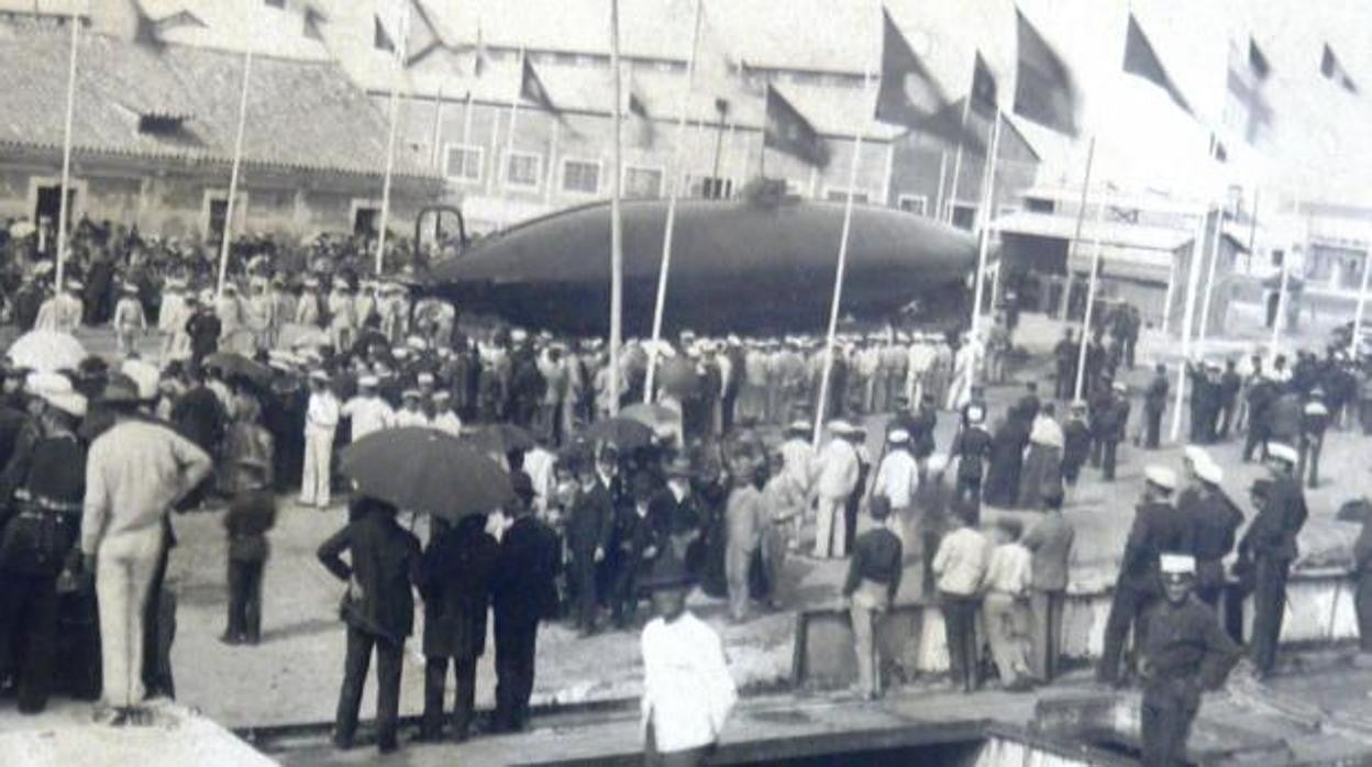 Botadura del submarino de Isaac Peral en la Bahía de Cádiz