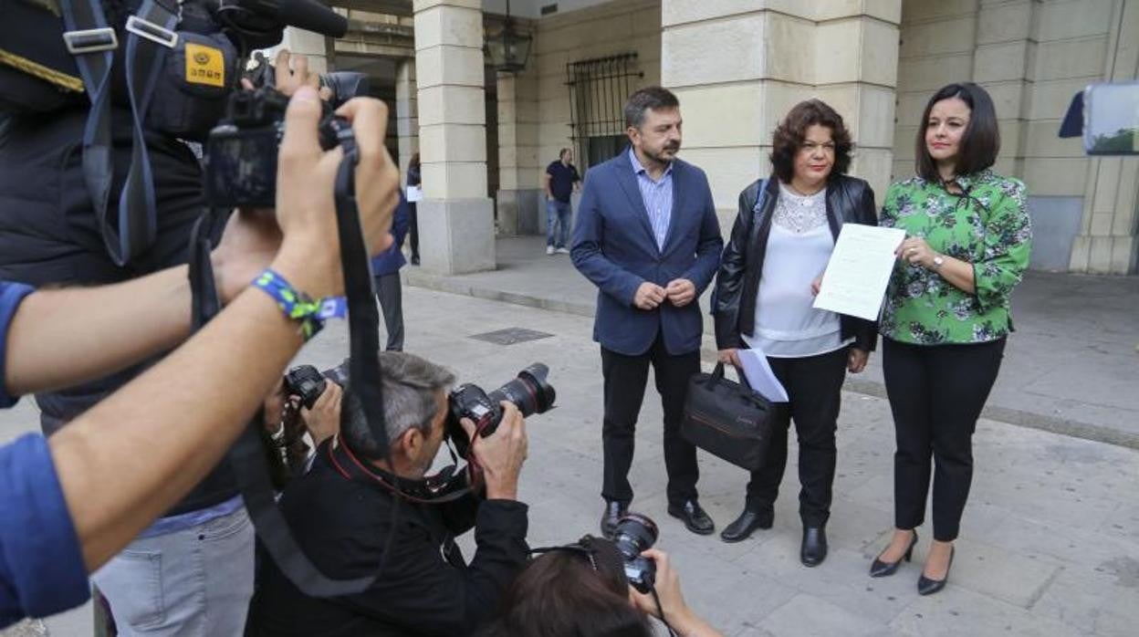 Toni Martín, María Eugenia Moreno y Virginia Pérez ante la sede de los Tribunales de Sevilla