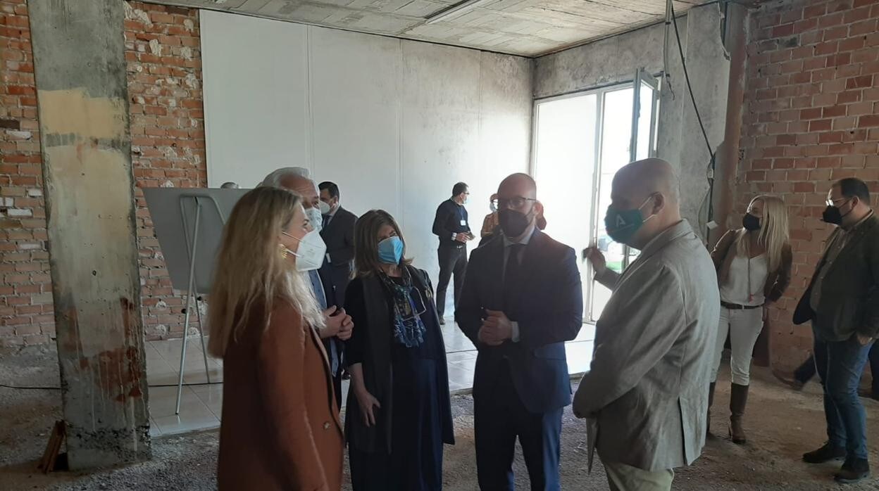 Ana Mestre con el alcalde de El Puerto visitando las que serán las nuevas instalaciones del consultorio.