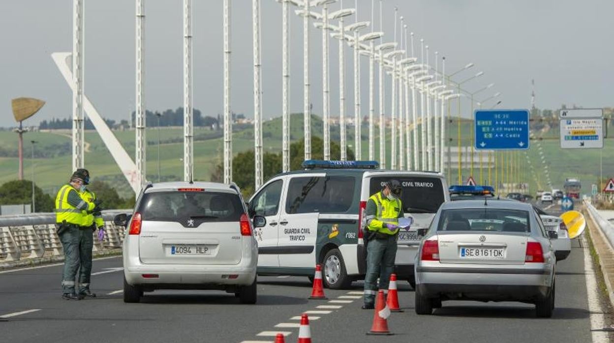 Control de la Guardia Civil a la salida de Sevilla capital en una imagen de abril de 2020