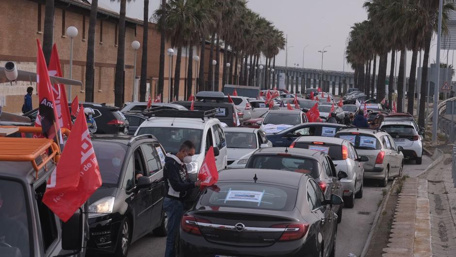 Atasco en Cádiz por la caravana de protesta de Airbus