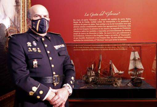 El director del Museo Naval, coronel de Infantería de Marina Miguel Antonio Flores Bienert junto al diorama.