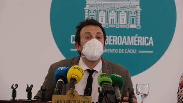 Kichi acusado de «machista» tras cortarle el micrófono a una concejala del PP y obligarla a que se quede «calladita»