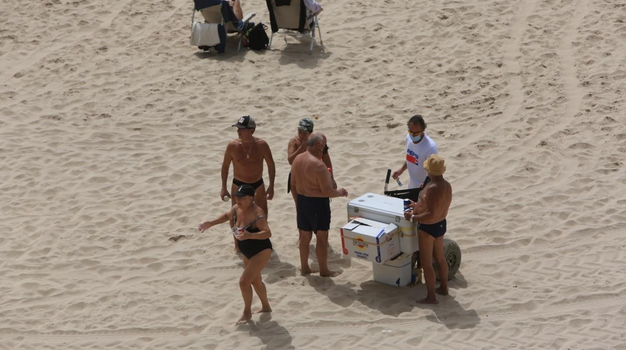 Gaditanos en la playa este Sábado de Pasión.