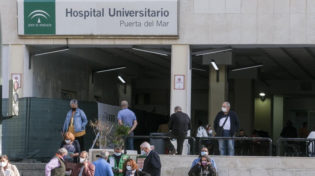 Entrada al Hospital Puerta del Mar de Cádiz.