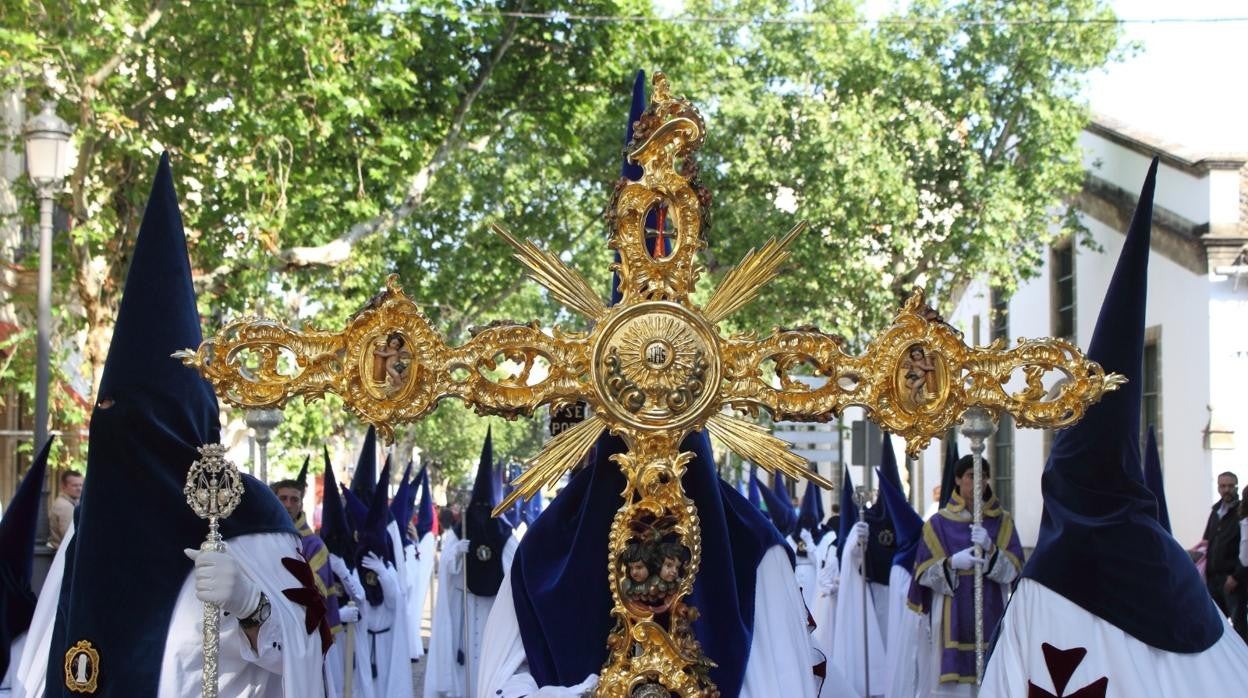 Cruz de guía de la hermandad de la Amargura en uno de los Miércoles Santo antes del Covid por calle Medina