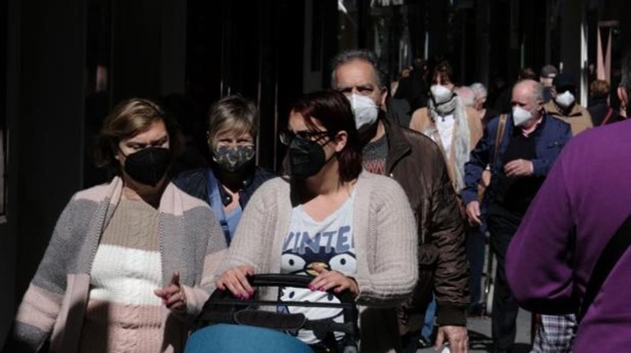 Gaditanos pasean con mascarillas por las calles de la capital.