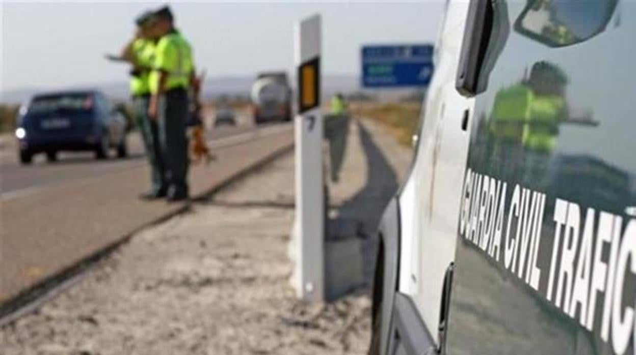 Imagen de archivo de una pareja de agentes de la Guardia Civil en una carretera