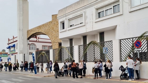 Las barriadas protagonizan el Martes Santo de San Fernando