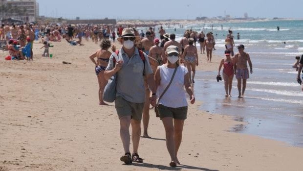 Sanidad establecerá excepciones al uso de las mascarillas que podría liberar a las playas