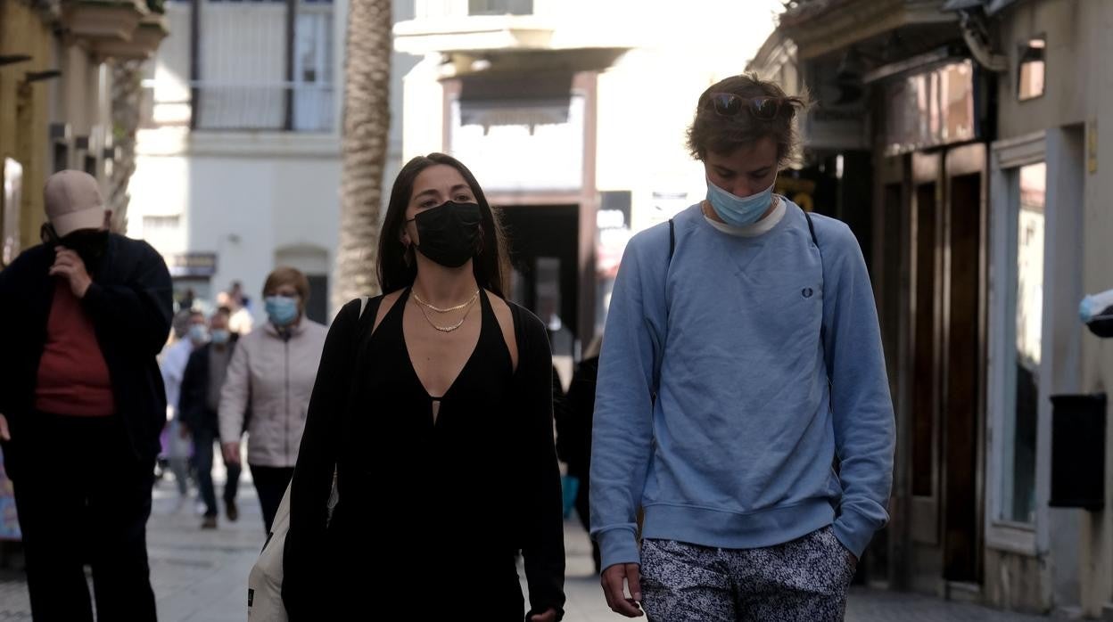 Dos ancianos pasean con mascarillas por las calles de Cádiz.