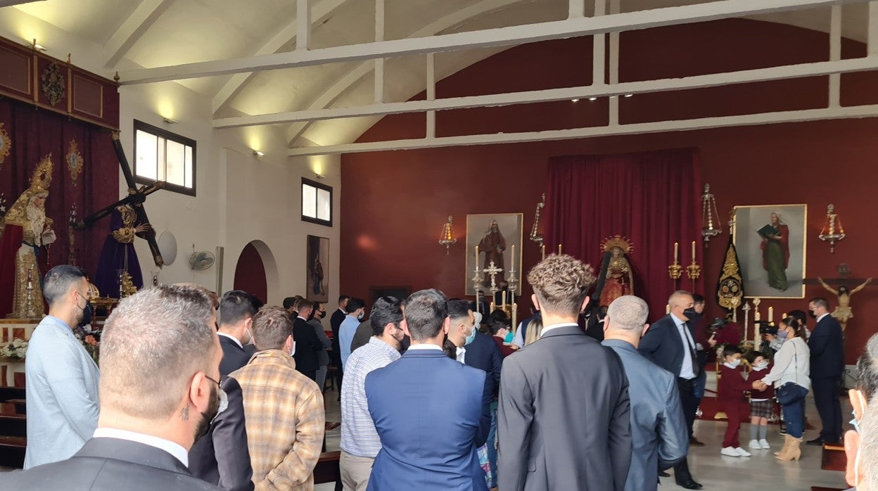 La Iglesia de La Bazán completó su aforo durante la Veneración a Tres Caídas